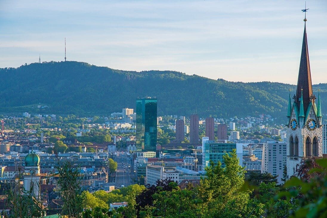 Zürich mit Kirche und Uetliberg | Cervo Volante